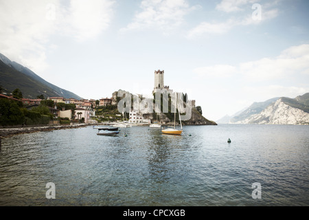 Scaliger Burg auf felsigen Küste Stockfoto