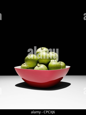 Schüssel mit grünen Äpfeln am Tisch Stockfoto