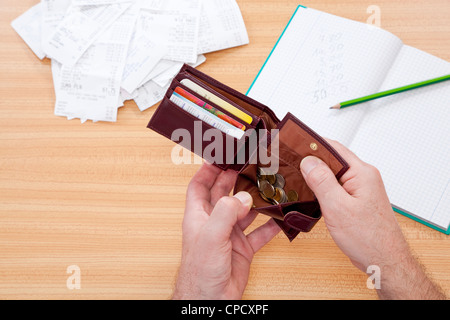 Geldbörse mit Geld und Einkaufen Quittung auf Tisch Stockfoto