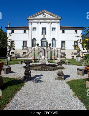 Villa Sandi. Der Sitz des gleichnamigen Weingutes. Hintere Fassade. Crocetta del Montello, Treviso, Veneto, Italien. Stockfoto