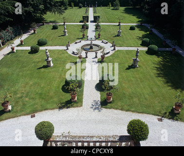 Der Garten von Villa Sandi. Der Sitz des gleichnamigen Weingutes. Crocetta del Montello, Treviso, Veneto, Italien. Stockfoto