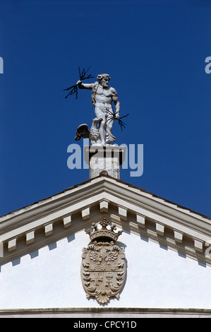 Villa Sandi. Der Sitz des gleichnamigen Weingutes. Detail des Giebels. Crocetta del Montello, Treviso, Veneto, Italien. Stockfoto