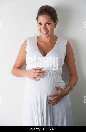 Schwangere Frau Hand in Hand auf dem Bauch Stockfoto