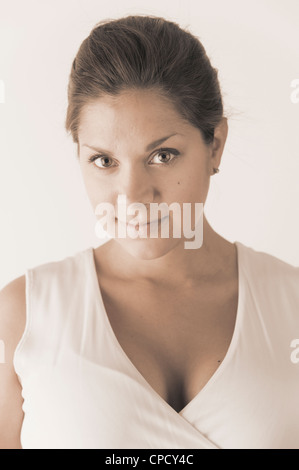 Porträt der Frau in einem weißen Kleid Stockfoto