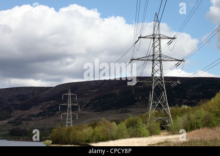 National Grid eine Linie von Masten neben Torside Reservoir im Peak District in North Derbyshire England UK Stockfoto