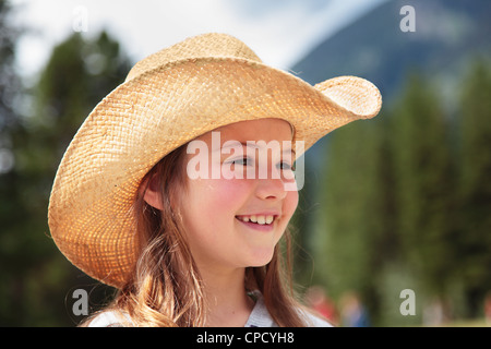 Ein Cowgirl lachend mit Bäume und Berge im Hintergrund (Rocky Mountains) Stockfoto