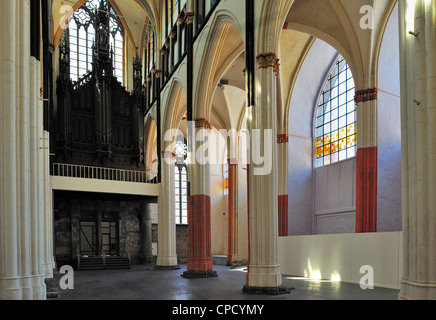 Renovierte Interieur mit Spalten in Originalfarben der St. Nikolaus Kirche gemalt / Sint Niklaaskerk in Gent, Belgien Stockfoto