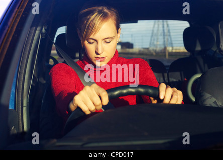 Frau beim Einschlafen am Steuer Stockfoto