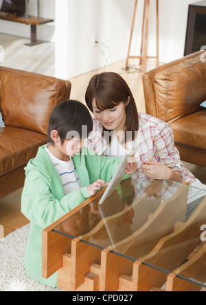 Mutter und Sohn mit tablet-PC Stockfoto