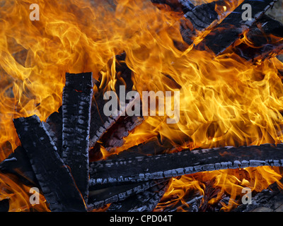 Nahaufnahme von Lagerfeuer mit brennende Maschinenbordbücher Stockfoto