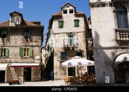 Außerhalb Cafe und mittelalterlichen Gebäuden, Split, Kroatien Stockfoto