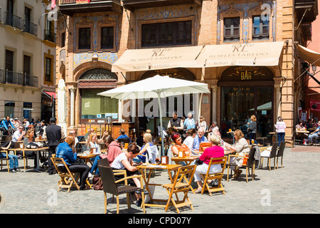 Europa, Spanien Andalusien, Sevilla, Outdoor-Cafés und Touristen in Plaza de San Francisco Stockfoto