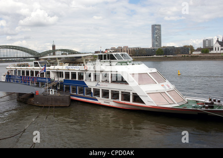 Fluss Rhein Kreuzer die Segel zwischen Köln und Düsseldorf, Köln, Deutschland. Stockfoto