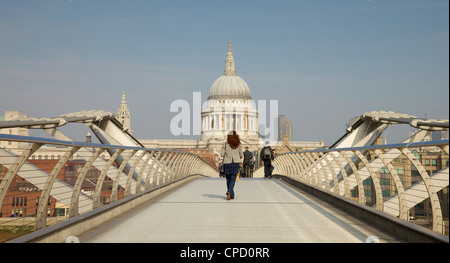 Ein Mädchen über die Millennium Bridge, London, England. Stockfoto