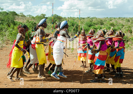 Samburu Masai Krieger Männer und Frauen in traditionellen Samburu Masai tanzen springen Stockfoto