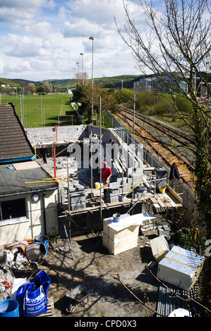 Arbeiter bauen eine neue Erweiterung für Umkleideräume in Aberystwyth Rugby Club, April 2012 Stockfoto