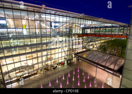 Heathrow Airport Terminal 5 Gebäude in der Dämmerung, London, England, Vereinigtes Königreich, Europa Stockfoto