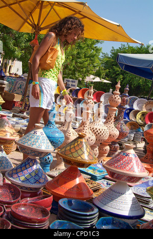 Keramik-Produkte am Markt in Houmt Souk, Insel Djerba, Tunesien, Afrika Stockfoto