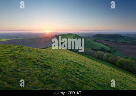 Blick von Corton Hill in Richtung Parrock Hill und Cadbury Castle, Sonnenuntergang. Somerset. England. VEREINIGTES KÖNIGREICH.
