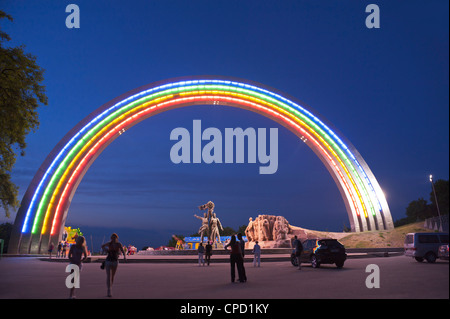 Rainbow Arch, Freundschaft der Nationen Denkmal, Kiew, Ukraine, Europa Stockfoto