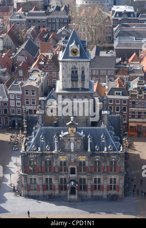 Blick über die Stadt und das Stadhuis von der Aussichtsplattform der Nieuwe Kerk (neue Kirche), Delft, Niederlande, Europa Stockfoto