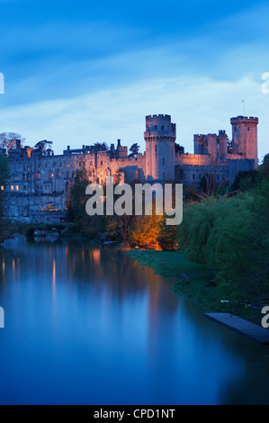 Warwick Castle mit Flutlicht in der Abenddämmerung. Warwickshire. England. VEREINIGTES KÖNIGREICH. Stockfoto