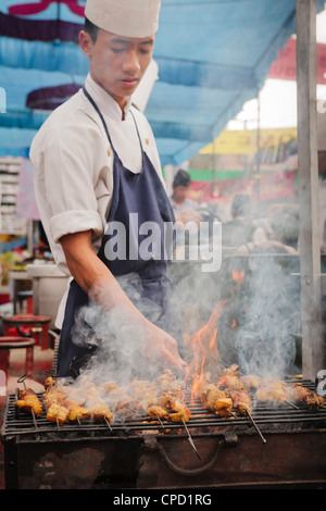 BBQ Chicken Kochen auf der Straße, Pokhara, Nepal, Asien Stockfoto