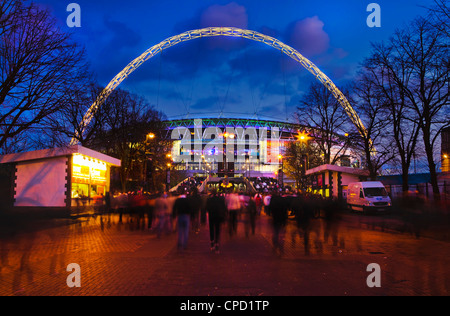 Wembley-Stadion mit England Fans Eingabe des Veranstaltungsorts für internationale Spiel, London, England, Vereinigtes Königreich, Europa Stockfoto