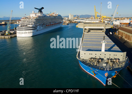 Fracht- und Kreuzfahrt-Schiff in den Hafen von Livorno, Toskana, Italien, Europa Stockfoto