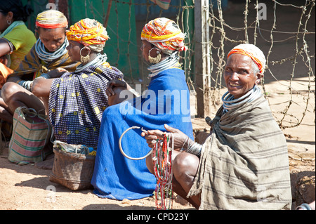 Bonda Stammesfrauen in traditioneller Tracht mit Perlen Kappen, Rayagader, Orissa, Indien Stockfoto