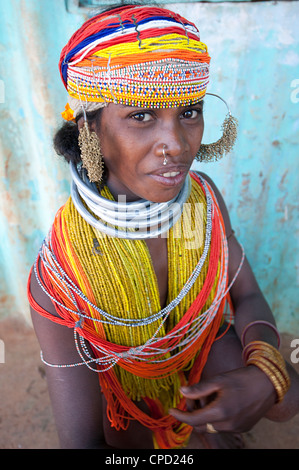 Bonda Tribeswoman traditionelle Wulst-Kostüm, Rayagader, Orissa, Indien Stockfoto