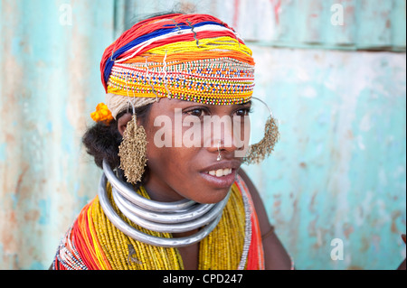 Bonda Tribeswoman traditionelle Wulst-Kostüm, Rayagader, Orissa, Indien Stockfoto