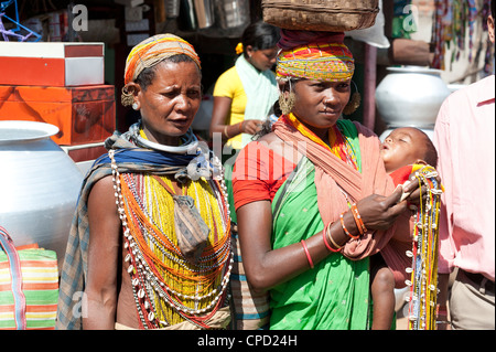 Zwei Bonda Tribeswoman und Baby in traditionellen Wulst Kostüm, Rayagader, Orissa, Indien Stockfoto