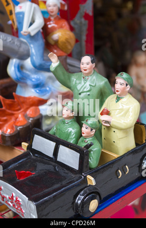 Vintage chinesische kommunistische Propaganda-Figuren zum Verkauf in Hollywood Road, Hong Kong, China, Asien Stockfoto