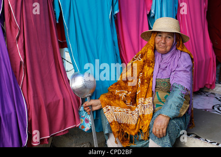 Frau an Ben Guerdane Grenze Markt, Tunesien, Nordafrika, Afrika Stockfoto