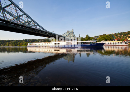 Kreuzfahrtschiff unter eine Brücke über die Elbe in der Nähe von Dresden, Sachsen, Deutschland, Europa Stockfoto