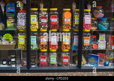 Gläser von Süßigkeiten im Fenster des traditionellen Konditorei in Ludlow Shropshire England UK Stockfoto