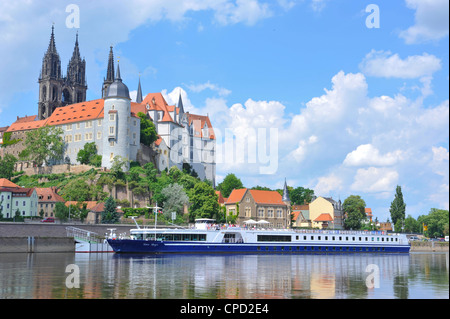 Kreuzfahrtschiff auf der Elbe vor der Albrechtsburg in Meißen, Sachsen, Deutschland, Europa Stockfoto