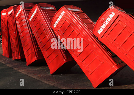 Britische Rote K2 Telefonzellen, David Mach out of Order Skulptur in Kingston-upon-Thames, einem Vorort von London, England, UK Stockfoto