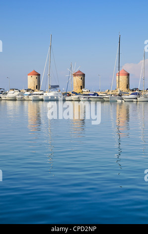 Rhodos Stadt Windmühlen Futter Mandraki Hafen auf der Insel Rhodos, Griechenland Stockfoto