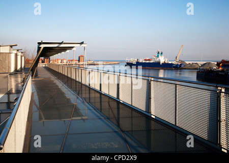 Glas Gehweg, University of Sunderland National Glass Centre, Sunderland, Tyne and Wear, England, Vereinigtes Königreich, Europa Stockfoto