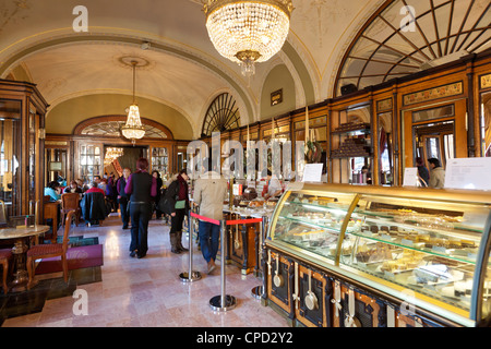 Innere des modischen Cafe Gerbeaud, Vörösmarty Ter, Budapest, Zentral-Ungarn, Ungarn, Europa Stockfoto