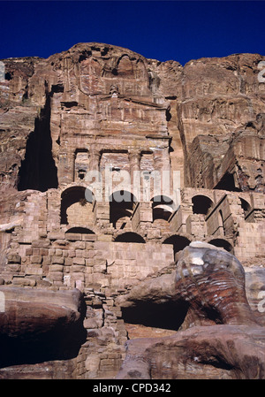 Das Königsgrab Urn geschnitzt aus der Felswand in die alten nabatäische Stadt Petra, Jordanien, Naher Osten Stockfoto