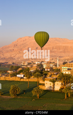 Heißluftballon über der thebanischen Nekropole und Häuser von Luxor, Theben, Ägypten, Nordafrika, Afrika ausgesetzt Stockfoto