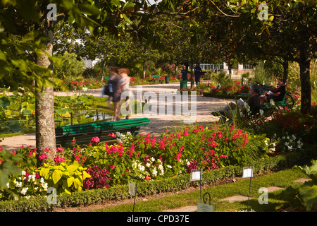 Menschen zu Fuß durch den Jardins Botanique (botanische Gärten), Tours, Indre et Loire, Centre, Frankreich, Europa Stockfoto