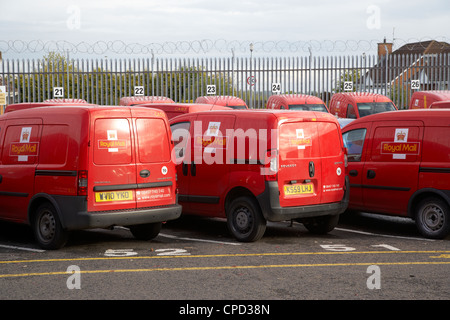 Reihe von royal Mail vans in einem Post-Center in Großbritannien Stockfoto