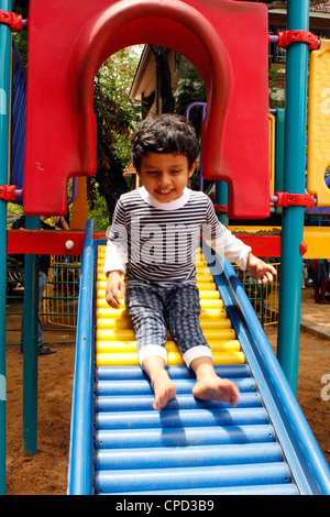 Indian 3 jährige eine Rutsche hinunter Stockfoto