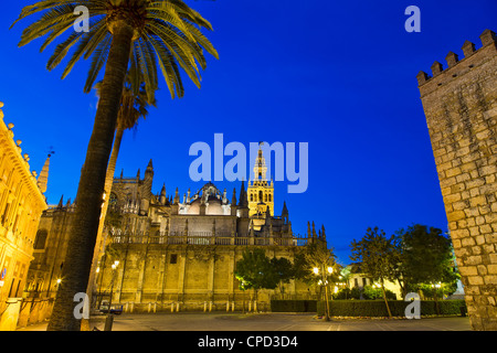 Sevilla, Dom bei Dämmerung Blick vom Plaza del Triunfo Stockfoto