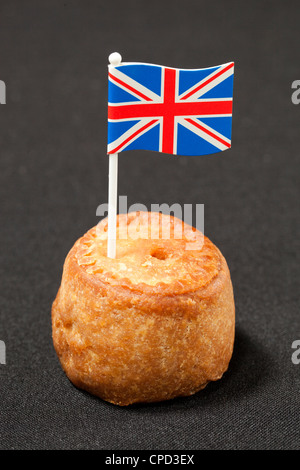 Britische Pork Pie mit Union Jack-Flagge auf schwarzem Hintergrund Stockfoto