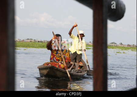 Boot in der Nähe von Ganvié See Dorf am Nokoue See, Benin, Westafrika, Afrika Stockfoto